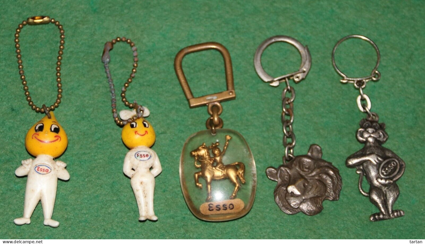 ESSO 5 PORTE-CLÉS ANCIEN Mr & Mme GOUTTE D'HUILE, 2 TIGRES, CHEVALIER 1964 - Porte-clefs