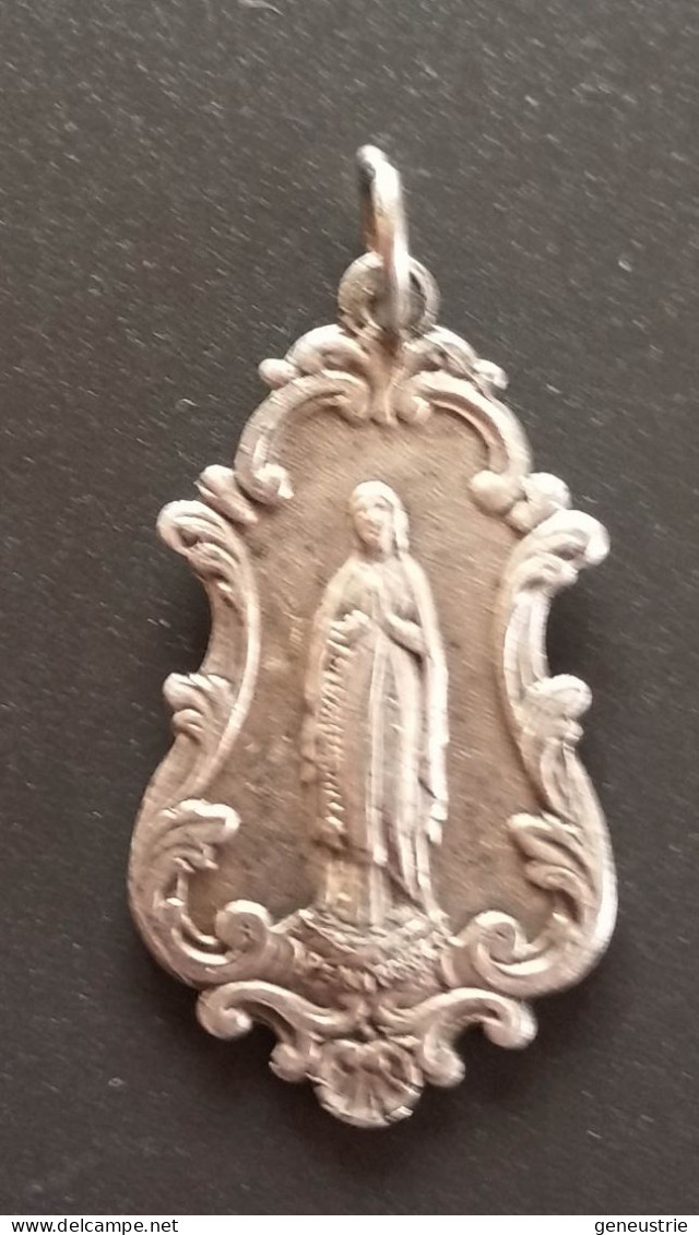 Pendentif Médaille Religieuse Début XXe Argenté "Notre-Dame De Lourdes" Religious Medal - Religion & Esotérisme