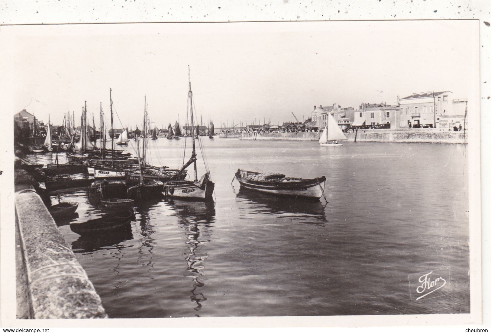 85. LES SABLES D'OLONNE .CPA .UNE VUE DU PORT. ANNEES 50 - Sables D'Olonne