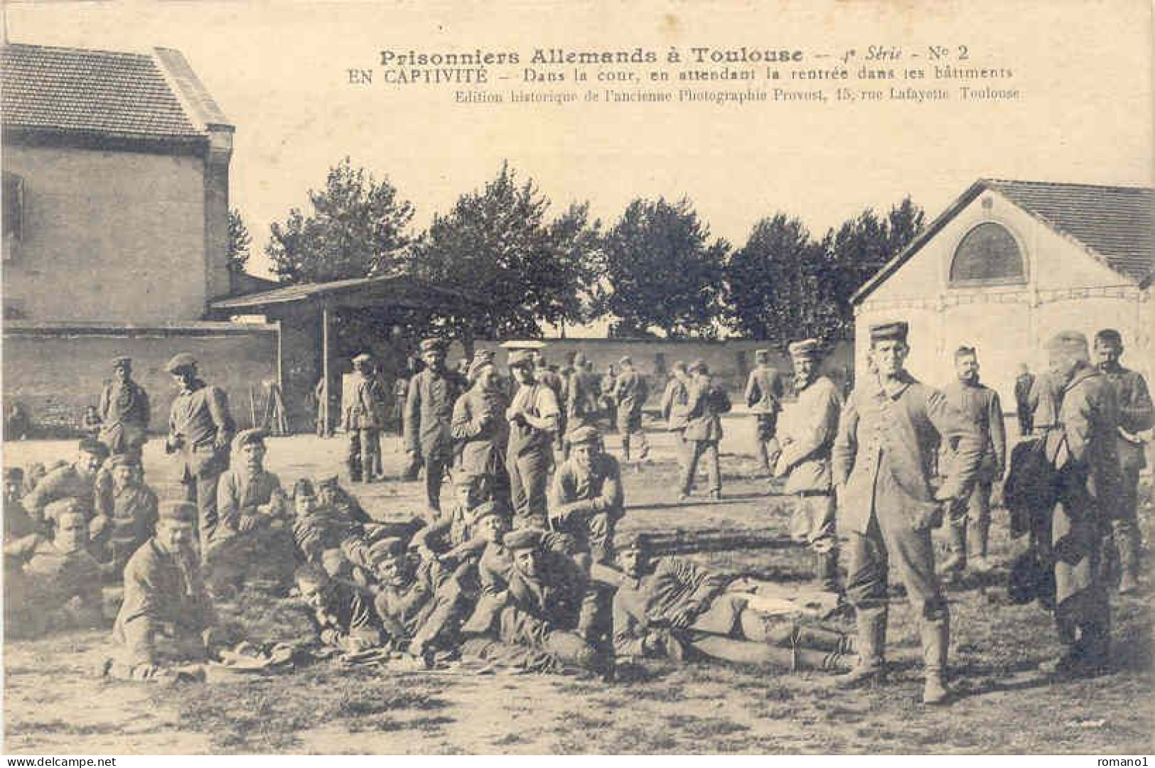 31)  TOULOUSE  -  Prisonniers   Allemands - 2 - En Captivité .Dans La Cour En Attendant La Rentrée Dans Les Batiments - Toulouse