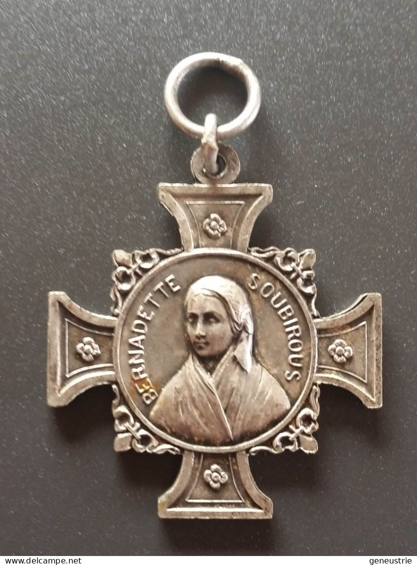 Pendentif Médaille Croix Religieuse Début XXe Argenté "Bernadette Soubirous / Notre-Dame De Lourdes" Religious Medal - Godsdienst & Esoterisme