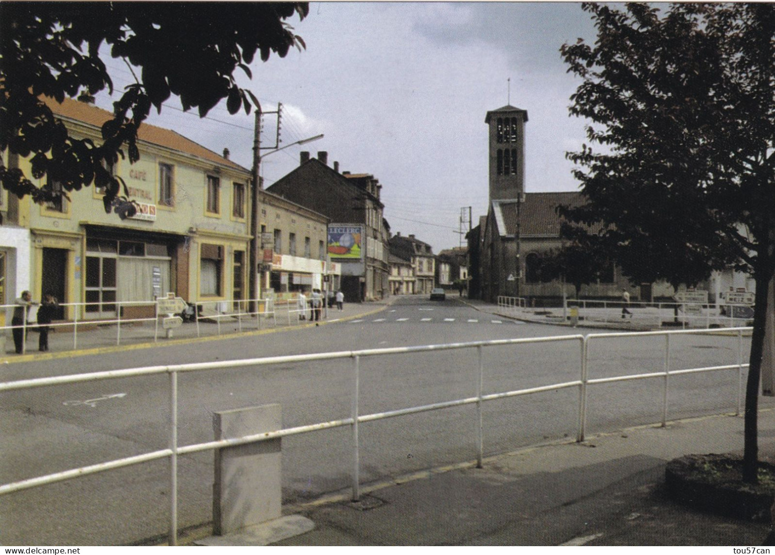 CLOUANGE  -  MOSELLE  -  (57)  -  PEU  COURANTE  CPSM  -  LA  PLACE  DE  L'EGLISE. - Autres & Non Classés