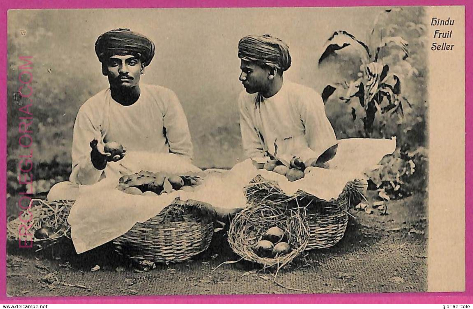 Ag3778  - INDIA - VINTAGE POSTCARD  - Gindu Fruit Seller, Ethnic - Inde