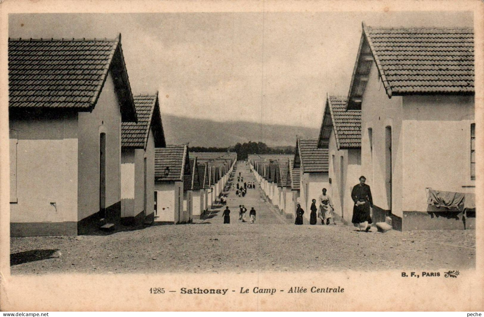 N°1569 W -cpa Camp De Sathonay -le Camp -allée Centrale- - Otros & Sin Clasificación