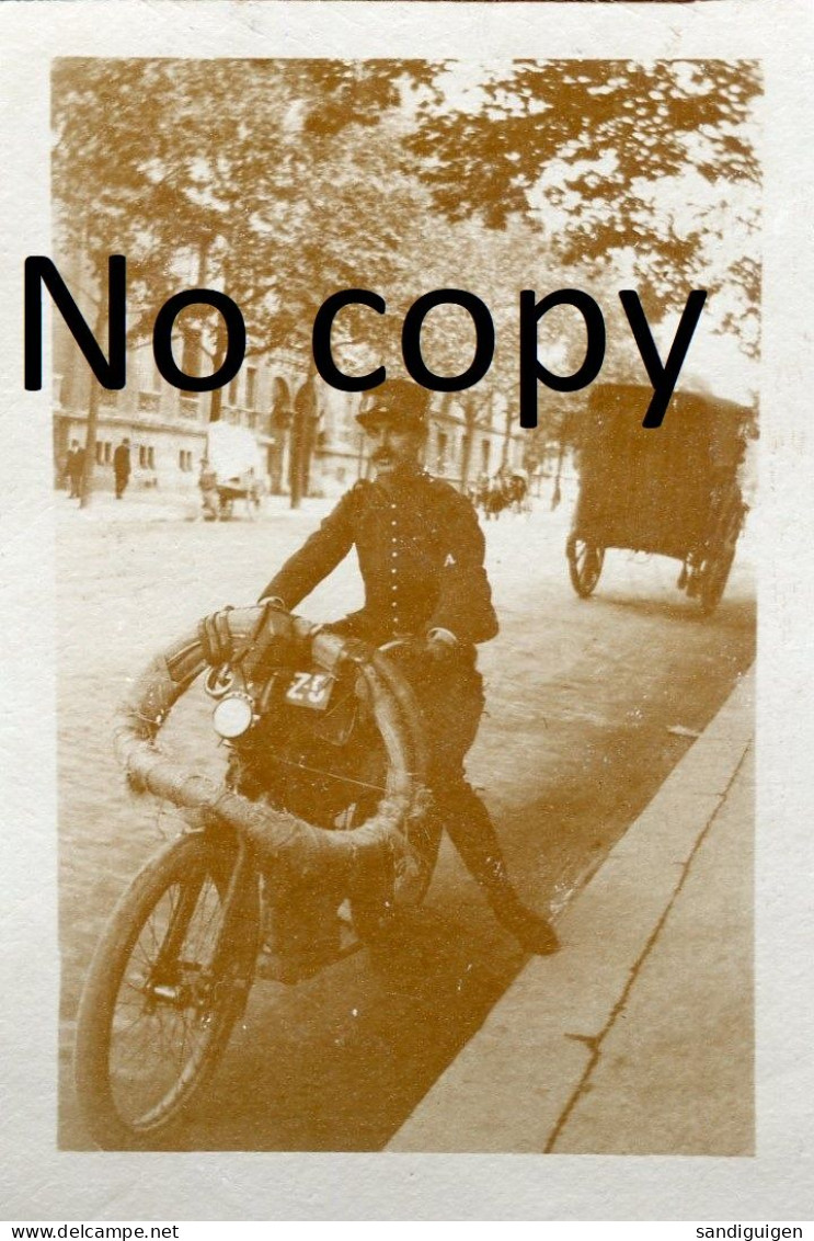 PHOTO FRANCAISE - A LYON RHONE - OFFICIER MOTOCYCLISTE PARTANT POUR LE REGIMENT LE 2 AOUT 1914 - GUERRE 1914 1918 - Guerre, Militaire