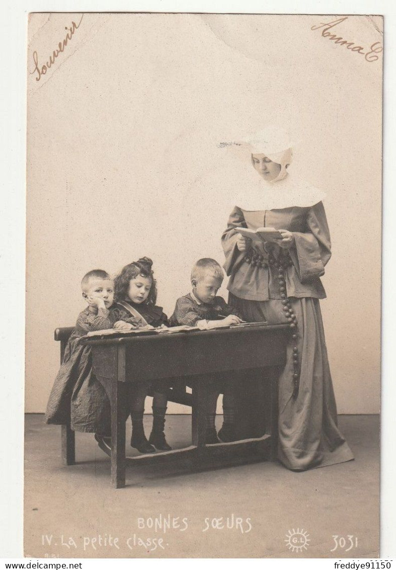 CPA FANTAISIE . SERIE LES BONNES SOEURS . N°IV LA PETITE CLASSE . ECOLE . ENFANTS . 1902 - Szenen & Landschaften