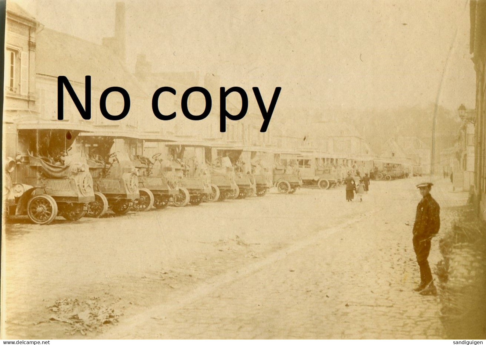 PHOTO FRANCAISE - LES AUTOS - CAMION A DOULLENS PRES DE BEAUVAL SOMME - GUERRE 1914 1918 - Krieg, Militär
