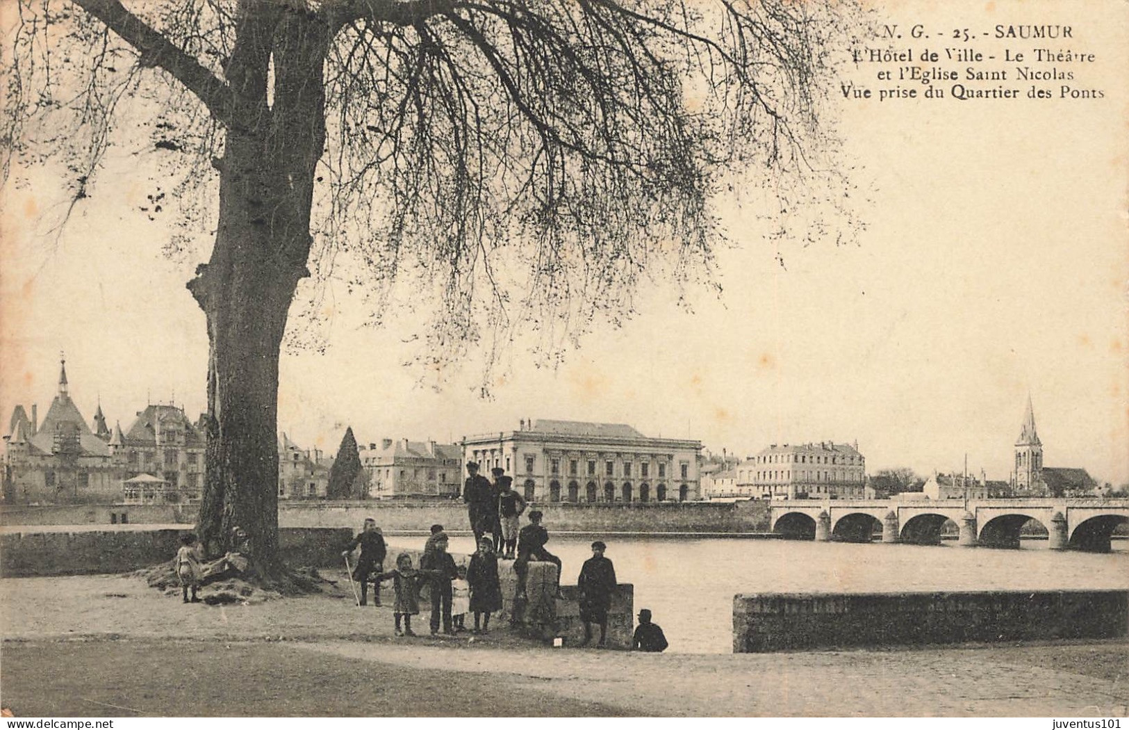 CPA Saumur-Hotel De Ville-Théâtre-Eglise-Vue Prise Du Quartier Des Ponts-25-Timbre       L2882 - Saumur