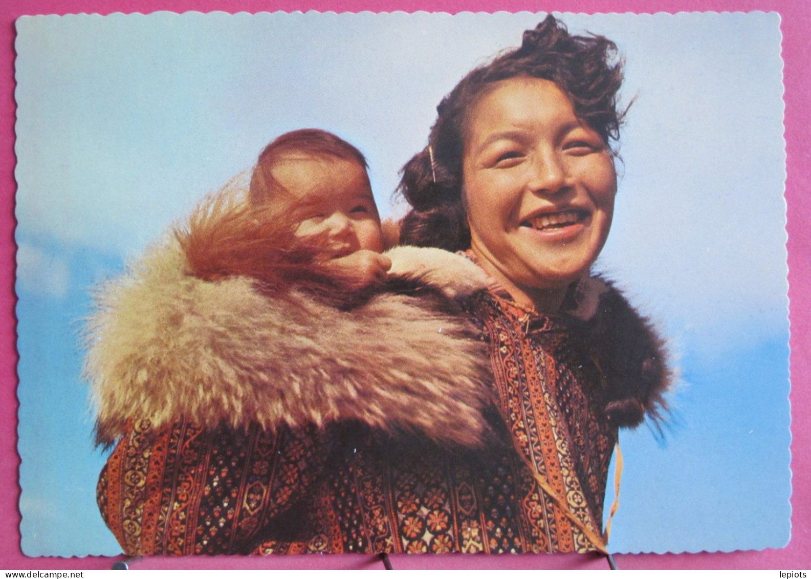 Etats-Unis - Baby Sitting - Alaskan Eskimo Mothers Carry Their Young On Their Backs Indise A Warm Parka - R/verso - Otros & Sin Clasificación