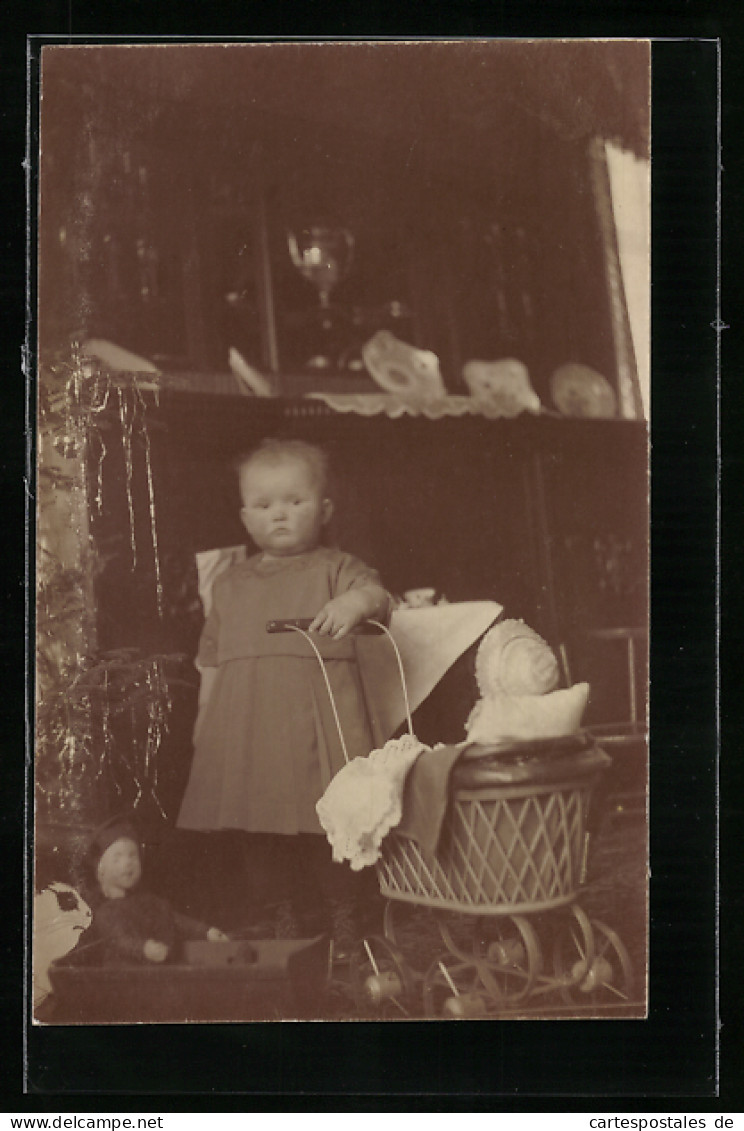 Foto-AK Kleines Kind Mit Einem Puppenwagen  - Other & Unclassified