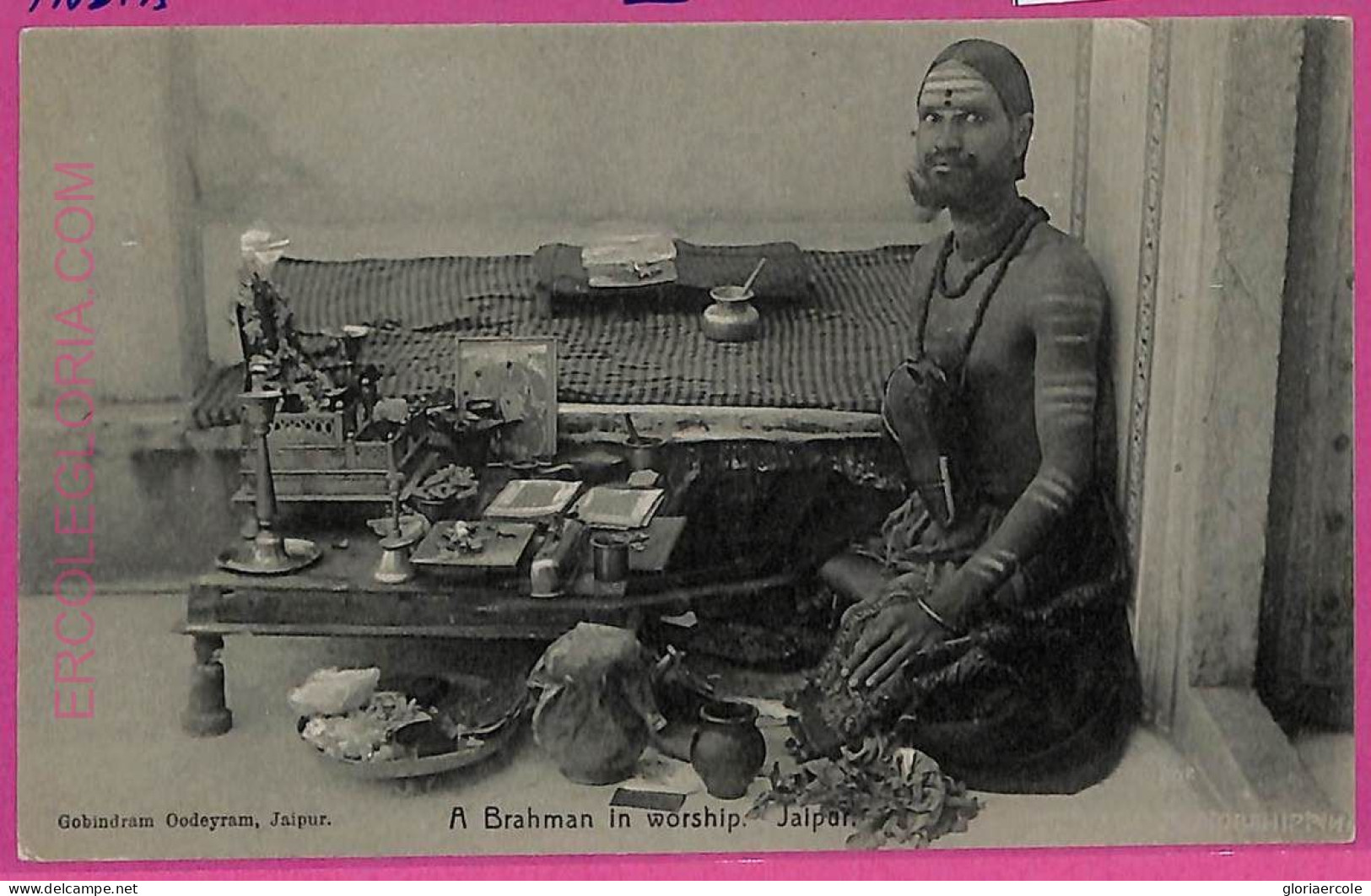 Ag3817  - INDIA - VINTAGE POSTCARD -  Jaipar, A Brahman In Worship - Indien