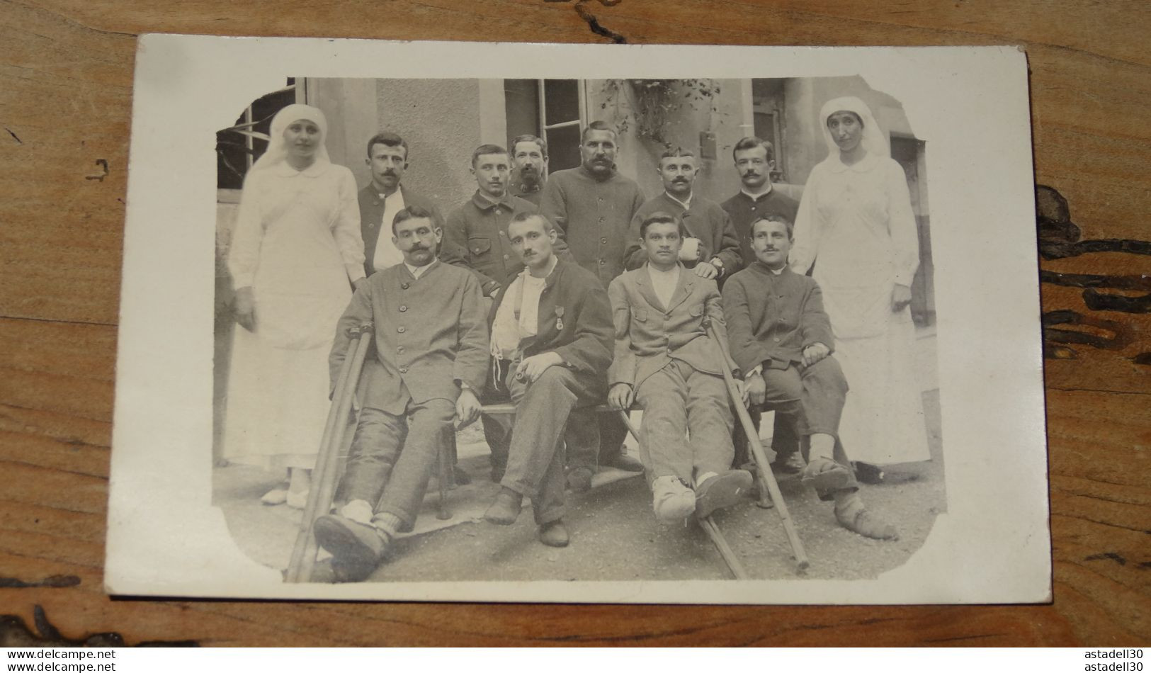 Carte Photo Groupe De Militaires Blessés Avec Les Infirmières ................ 15052 - Regiments