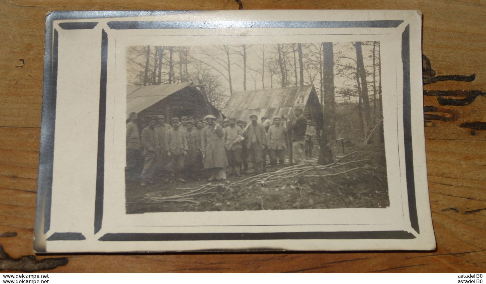 Carte Photo Groupe De Militaires Dans Les Bois ................ 15050 - Régiments