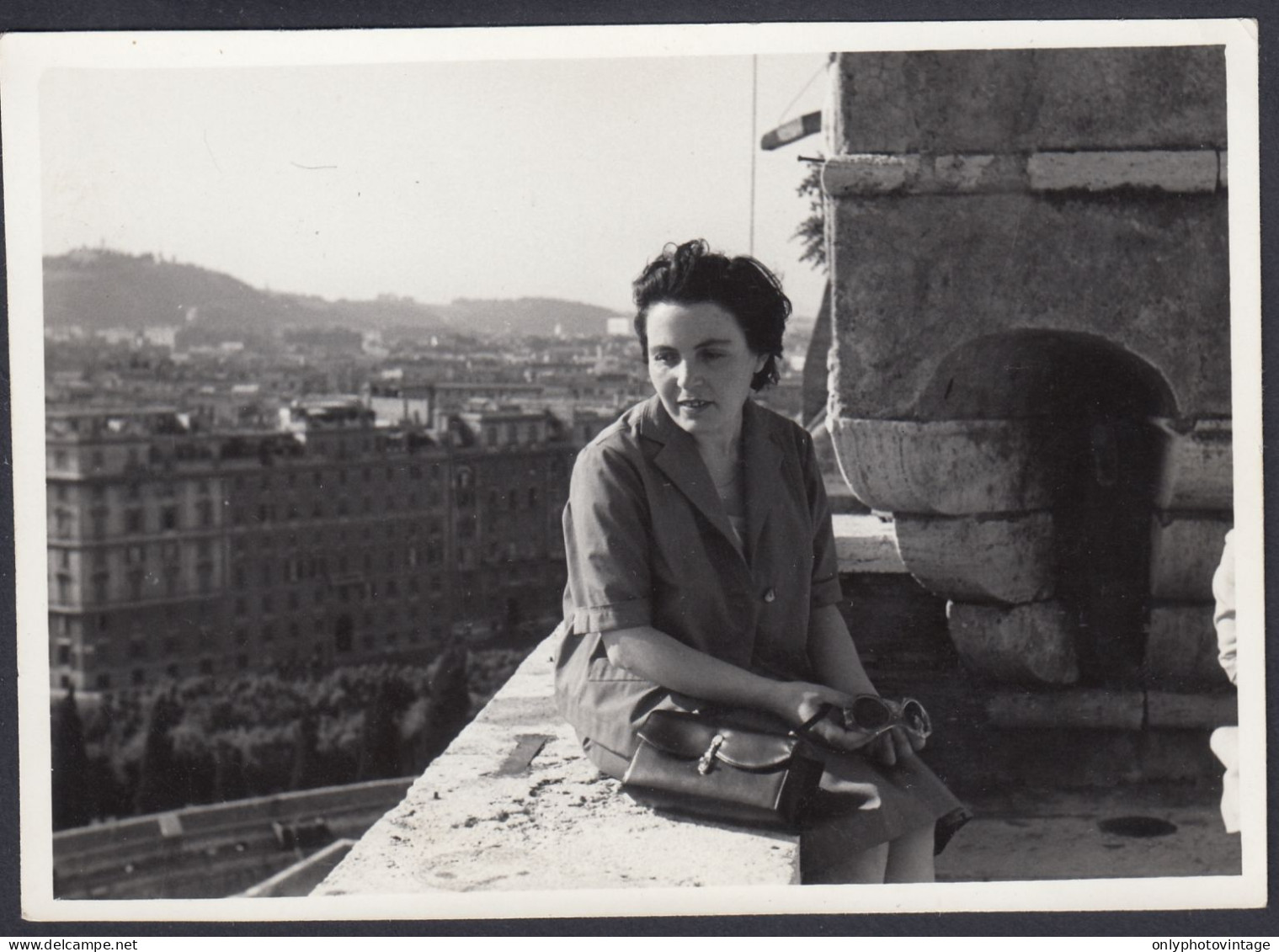 Donna Con Borsetta E Occhiali Da Sole Su Cornicione, 1950 Foto Vintage - Lugares