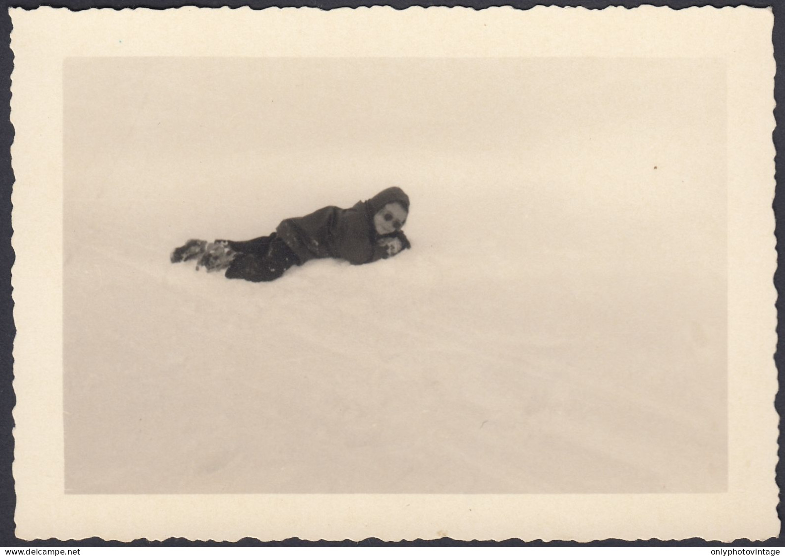 Bambino Sdraiato Sulla Neve, 1940 Fotografia Epoca, Vintage Photo - Lugares