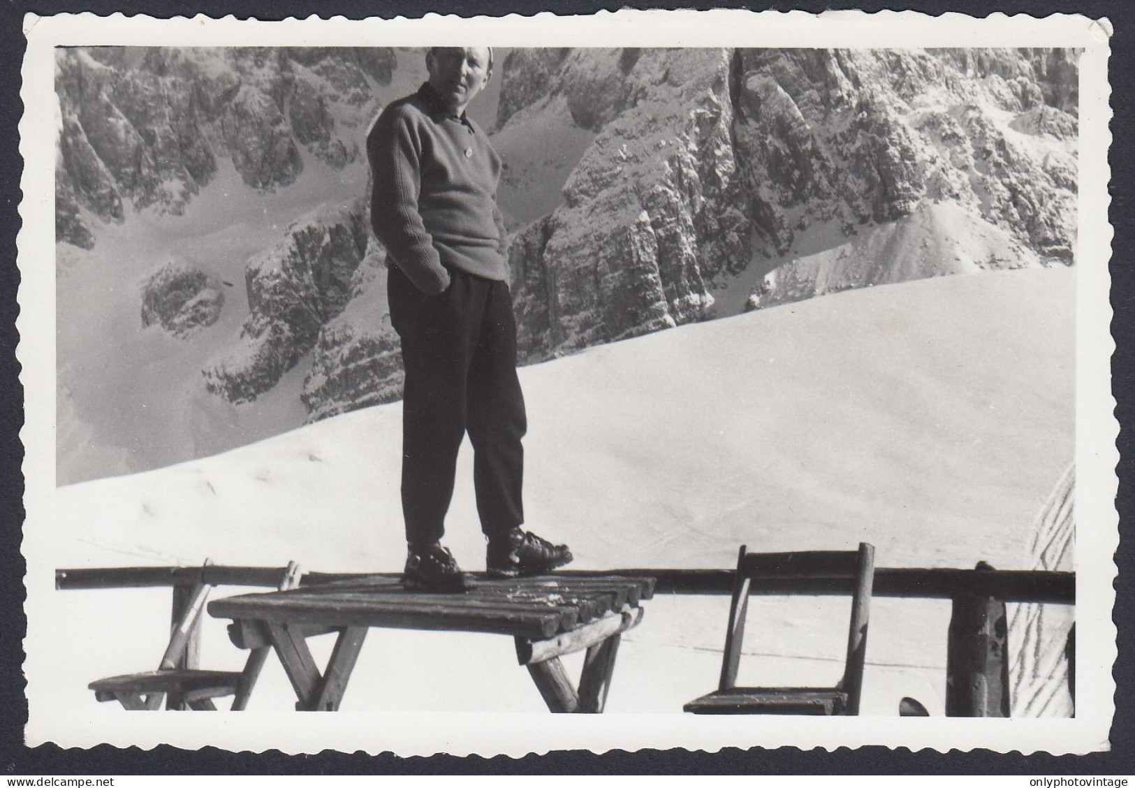 In Piedi Su Tavolo Rifugio In Montagna Da Identificare, 1950 Foto Vintage - Lugares