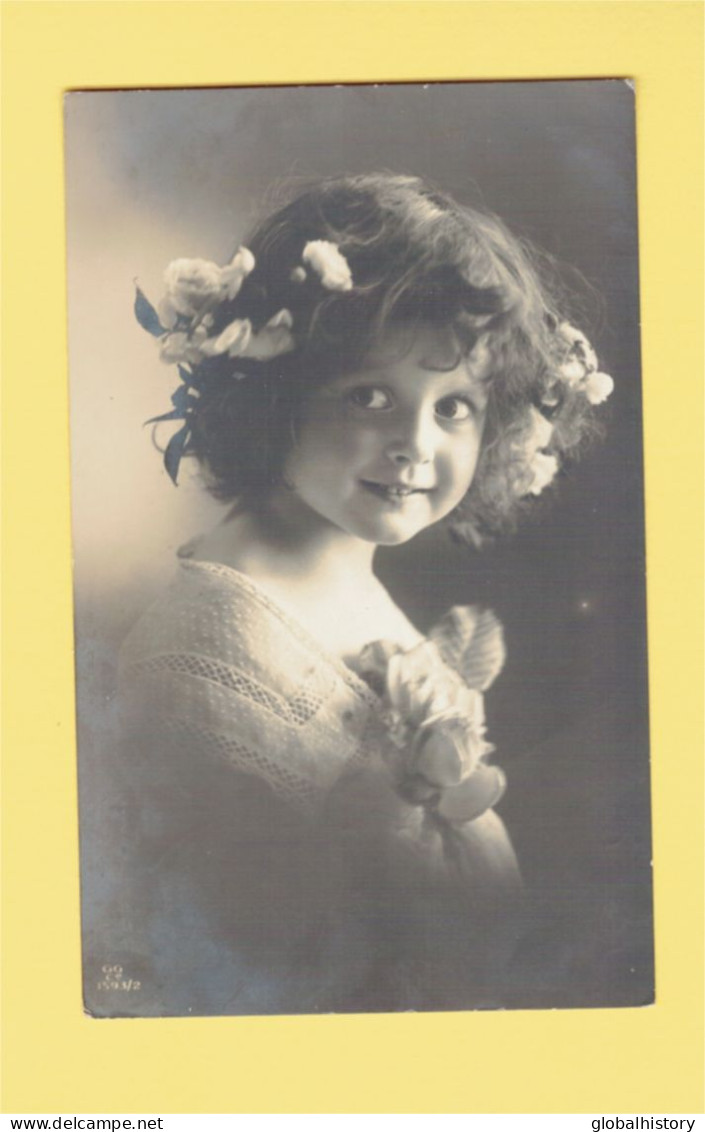 XB1278 JEUNE FILLE, ENFANT, GIRL FAMOUS CHILD MODEL SHIRLEY ASHTON FLOWER HAIR DECORATION RPPC - Portraits