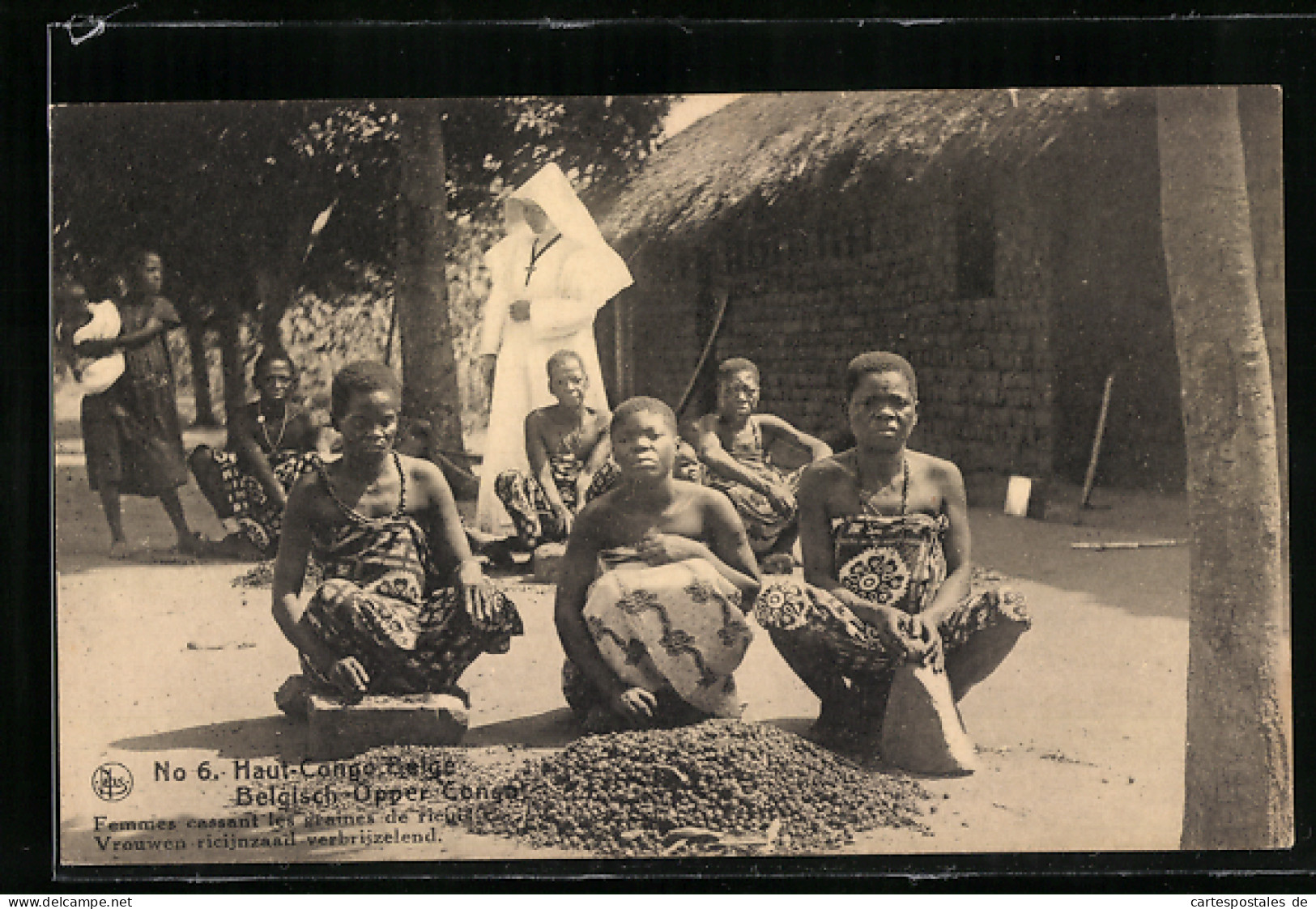 AK Haut-Congo Belge, Congrégation Des Filles De La Croix De Liège, Femmes Cassant Les Graines De Ricin  - Other & Unclassified