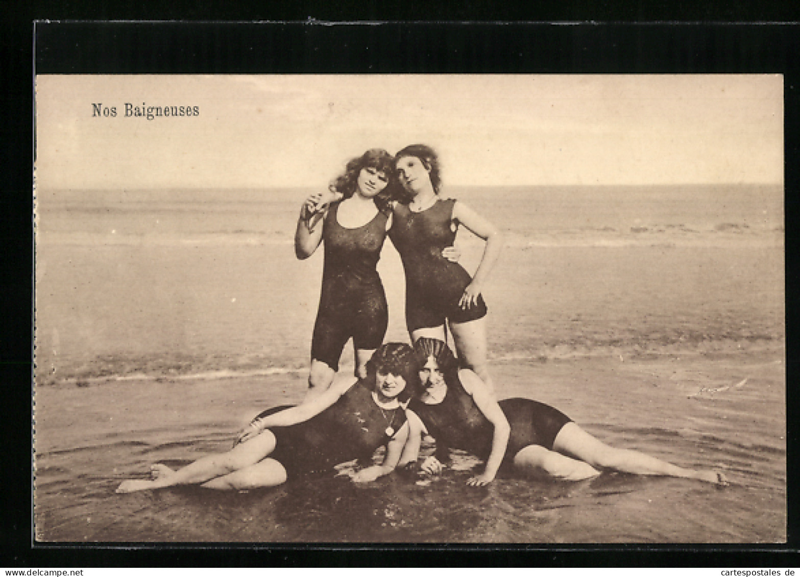 AK Nos Baigneuses, Junge Frauen Im Badeanzug Am Strand  - Moda