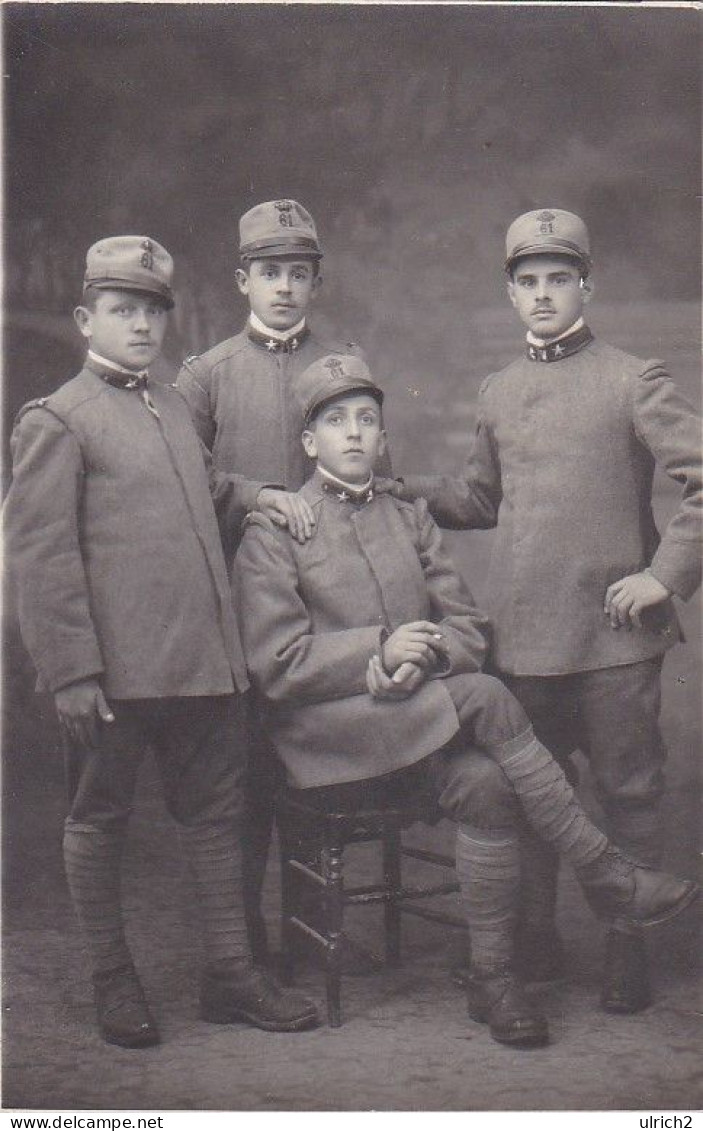 AK Foto 4 Soldaten Mit Schirmkappen - Stehkragen - Abzeichen Krone 61 - 1. WK (69066) - War 1914-18