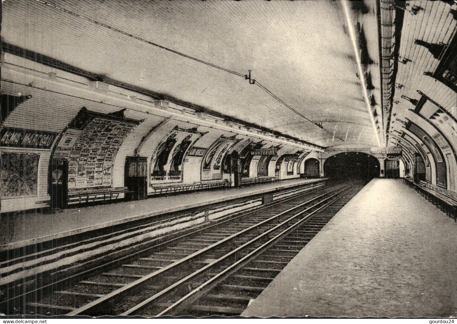 - PARIS -  Le Métropolitain - Une Station Souterraine - Stations, Underground