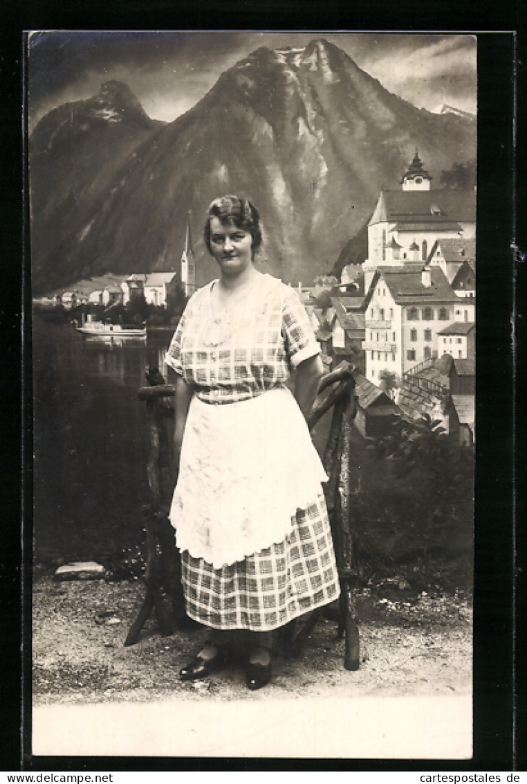 Foto-AK Frau Im Karierten Kleid In Einer Studiokulisse  - Photographie