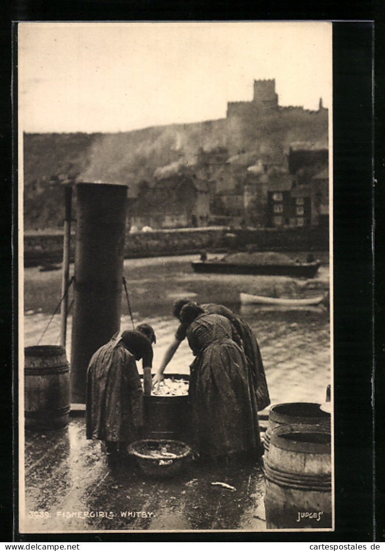 AK Three Fishergirls In Whitby  - Autres & Non Classés