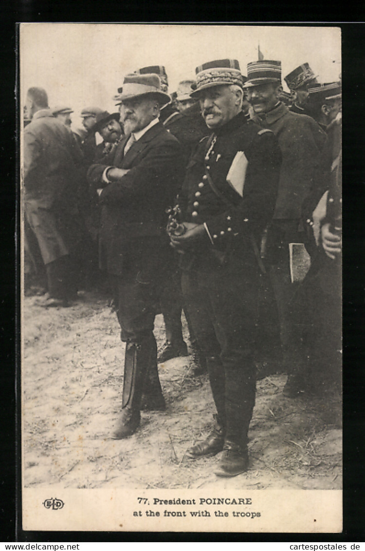 CPA President Poincare In Uniform At The Front With The Troops  - Hommes Politiques & Militaires