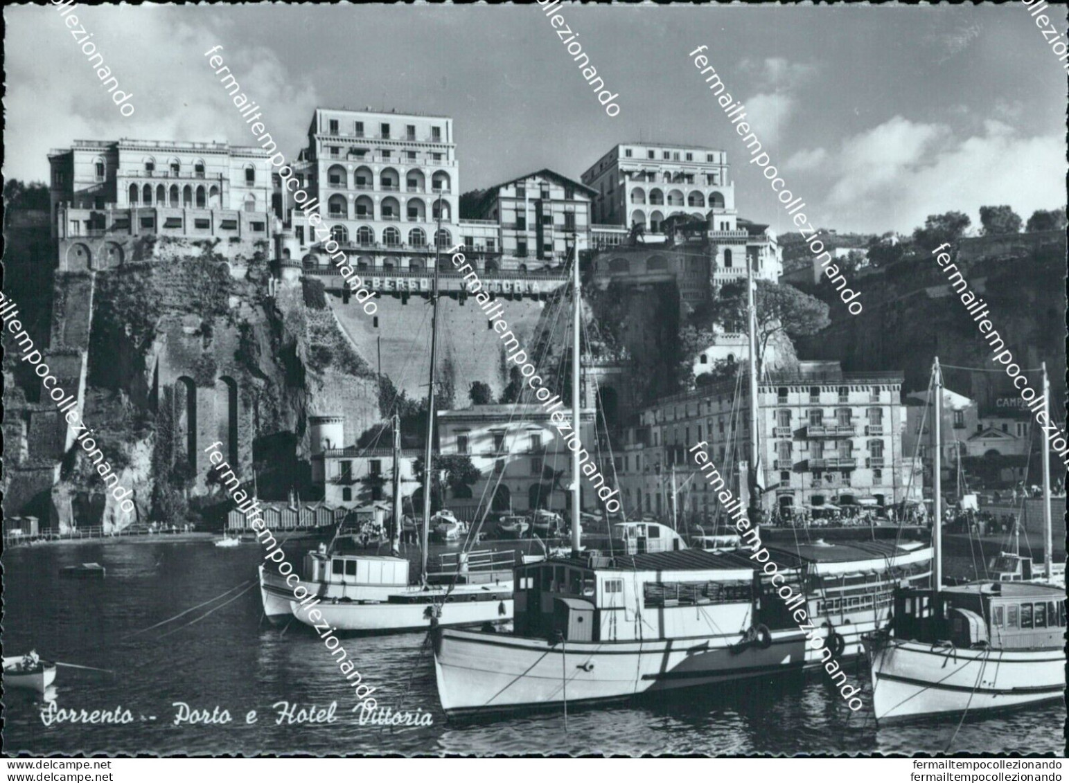 N803 Cartolina Sorrento Porto E Hotel Vittoria Provincia Di Napoli - Napoli (Neapel)