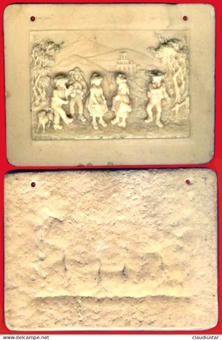 ** BAS - RELIEF  PERSONNAGES  ANCIENS ** - Art Populaire