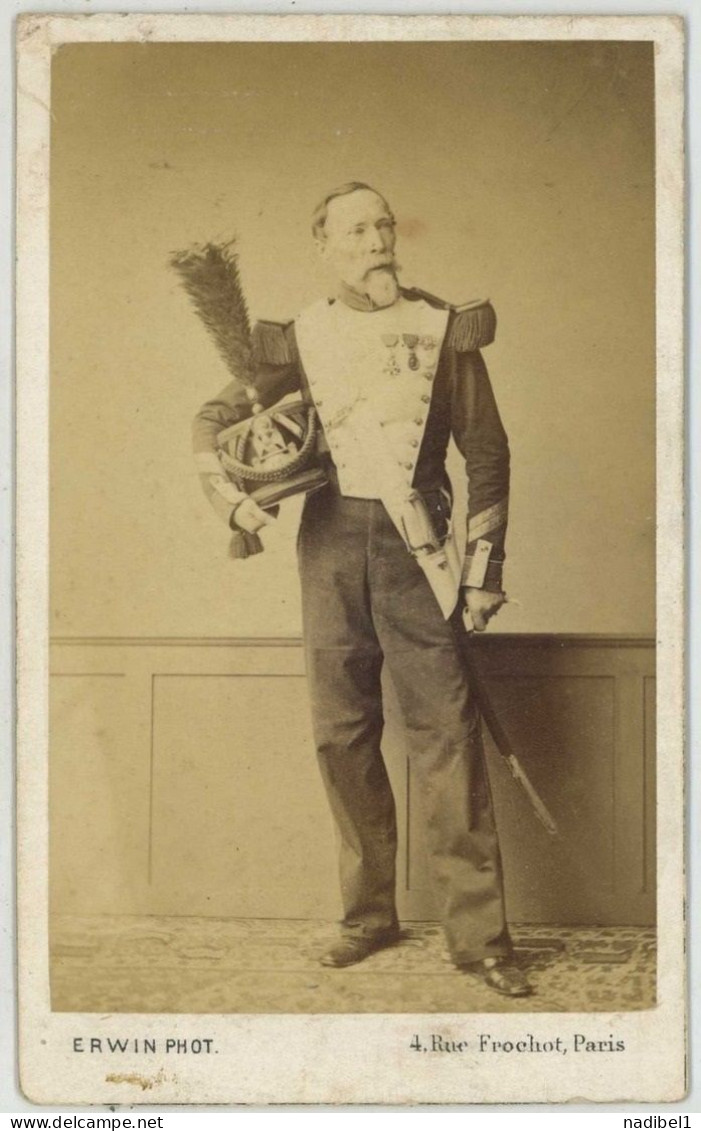CDV Militaire 1860-70 Erwin Hanfstaengel à Paris . Ancien Avec Médaille De Sainte-Hélène . Voltigeur . Rare . - Old (before 1900)