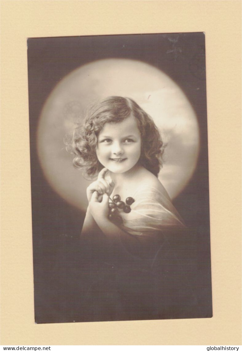 XB1295    JEUNE FILLE, ENFANT, GIRL FAMOUS CHILD MODEL CANDICE  ASHTON WITH CHERRIES RPPC - Ritratti