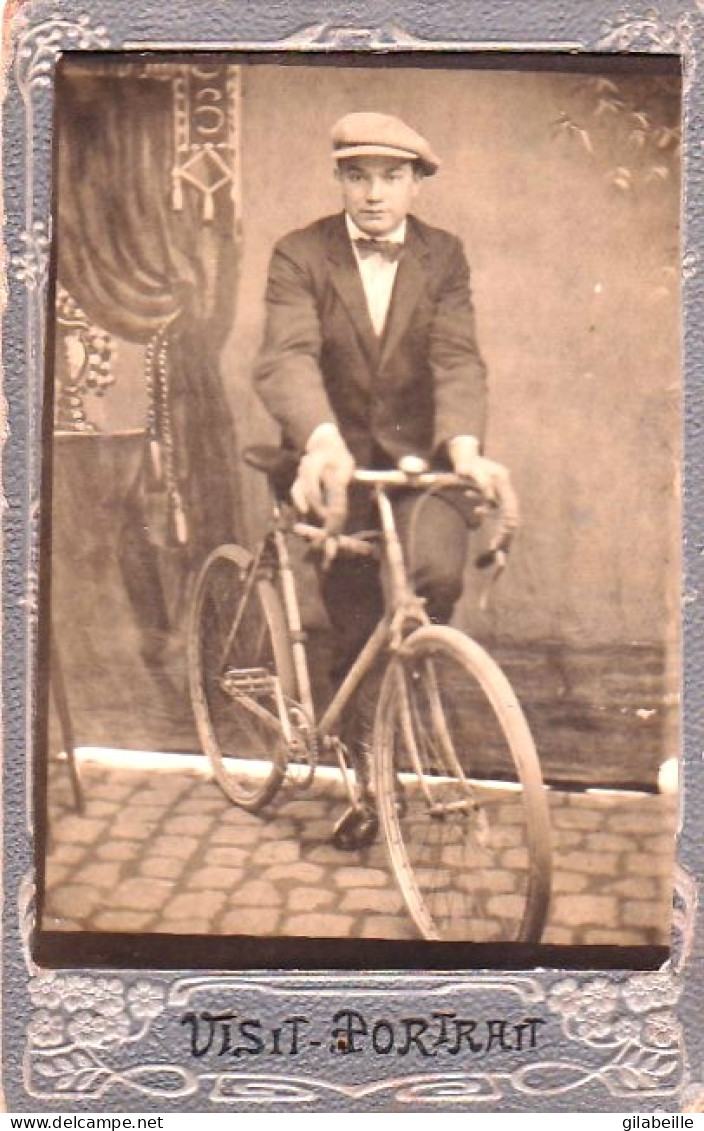 Photo Originale Collée Sur Carton - Cyclisme - Homme Posant Chez Le Photographe Avec Son Velo  - Format 11.0 X 7.0 Cm - Cyclisme