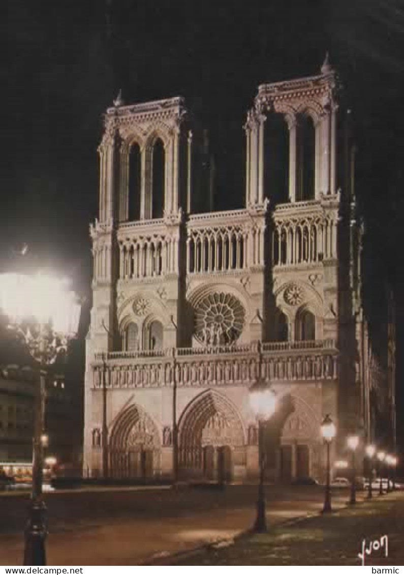 PARIS, NOTRE DAME ILLUMINEE COULEUR REF 15980 - Notre Dame De Paris
