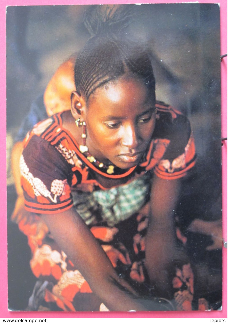 Visuel Pas Très Courant - Couleurs D'Afrique - Belle Jeune Fille - Beautiful Young Girl - Joli Timbre De Gambie - Ohne Zuordnung
