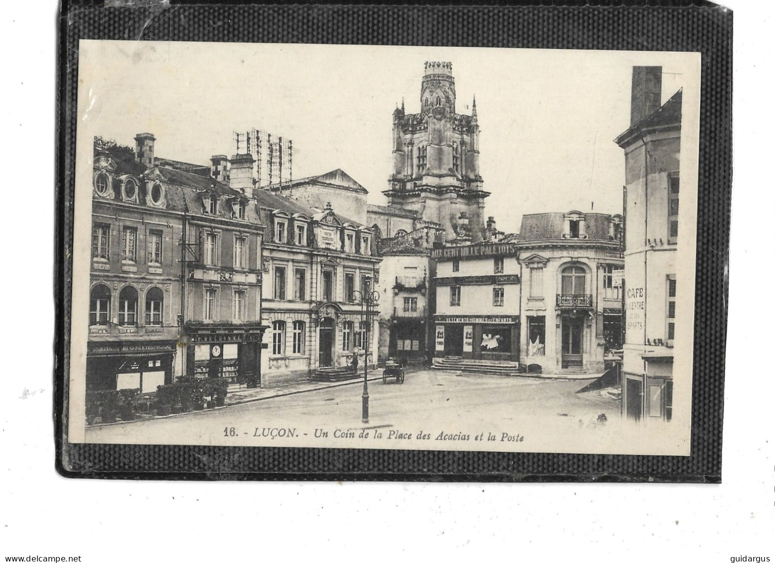 85- LUCON- Une Vue Animée Des MAGASINS Plaçe  Des ACACIAS Et De La POSTE -Magasin " Aux Cent-Mille PALETOTS " - Lucon