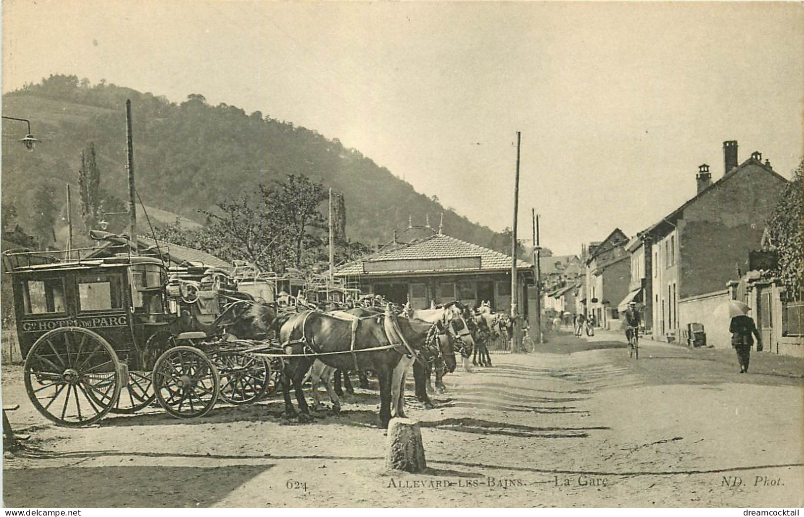 38 ALLEVARD-LES-BAINS. Attelages De Différents Hôtels Devant La Gare 1914 - Allevard