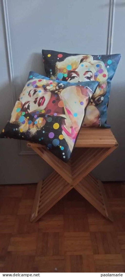 Vous En Avez Un à Vendre ? Vendez Le Vôtre Housses De Coussins Mettant En Avant Marilyn Monroe, Réalisées En Similicuir - Other & Unclassified