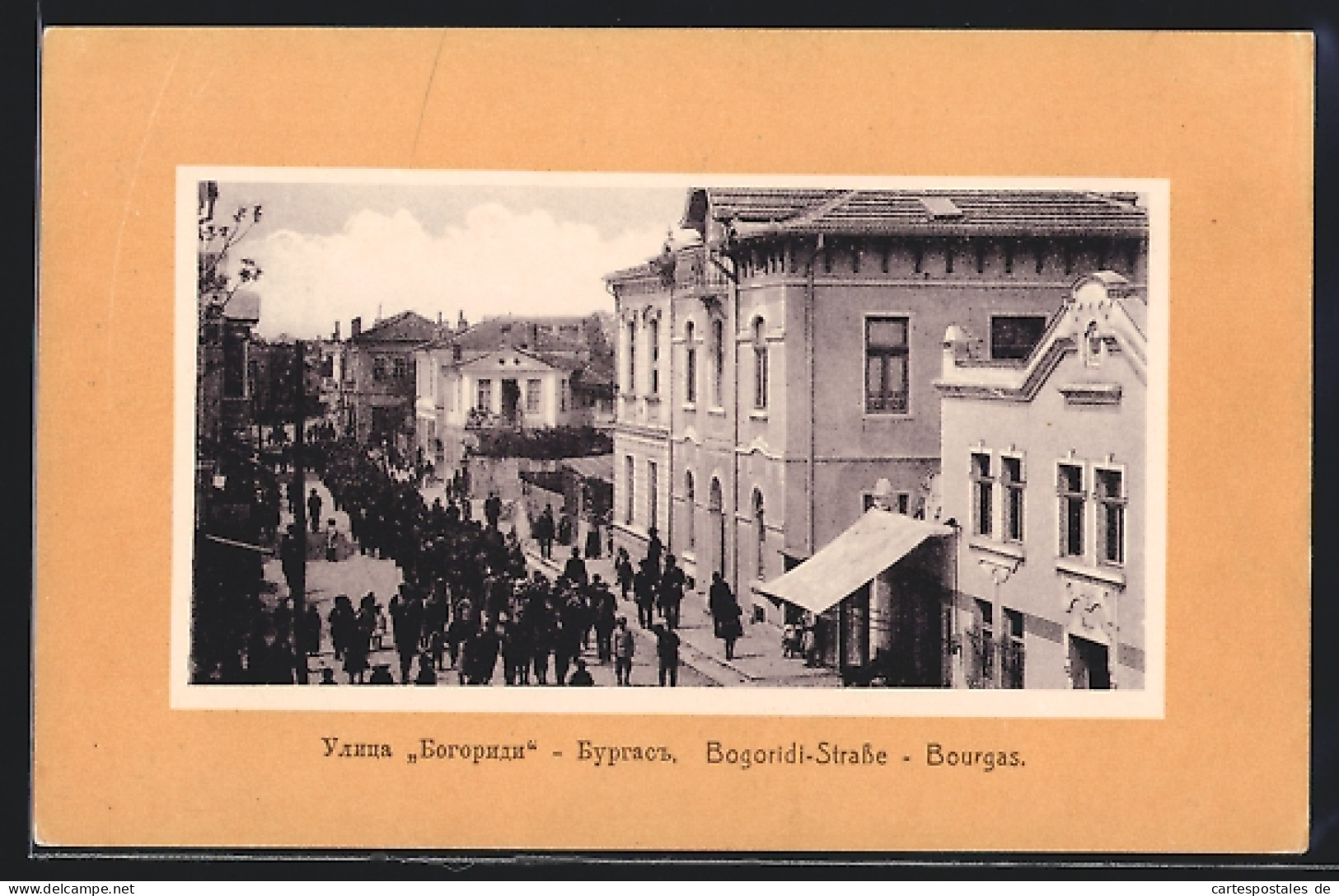 AK Bourgas, Bogoridi-Strasse Mit Aufmarsch Aus Der Vogelschau  - Bulgaria