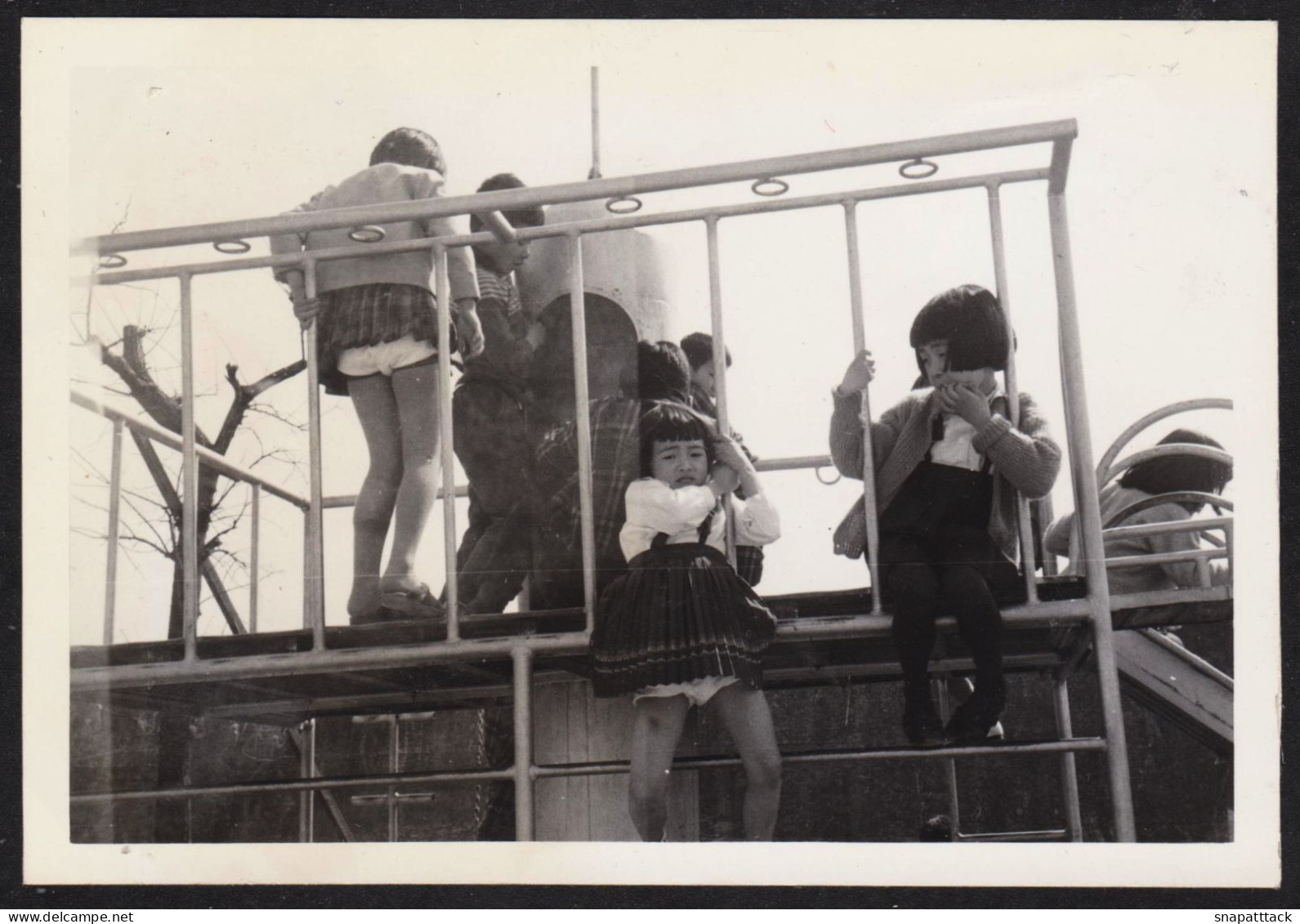 Superbe Photographie Amateur Jeunes Enfants Japonais S'amusant Dans Une Parc D'attraction Jeux  JAPAN JAPON 11,3x7,8 Cm - Plaatsen