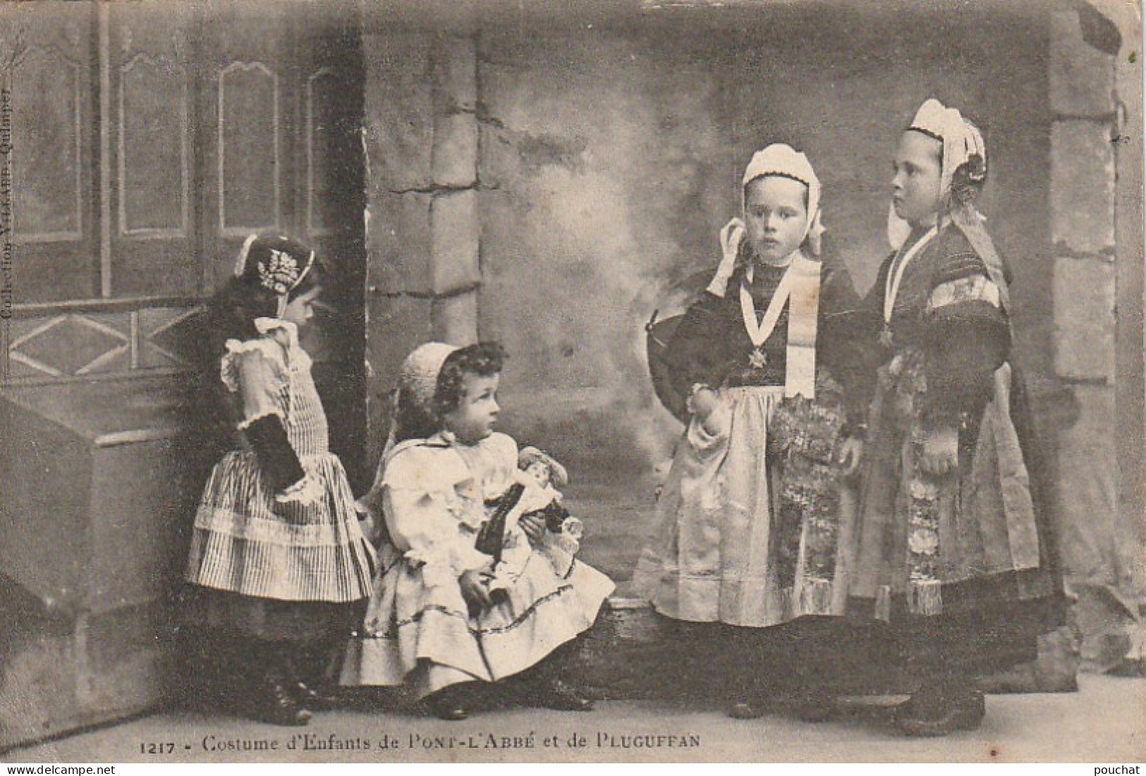 XXX -(29) COSTUMES D' ENFANTS DE PONT L' ABBE ET DE PLUGUFFAN - FILLETTE AVEC POUPEE - 2 SCANS - Costumes