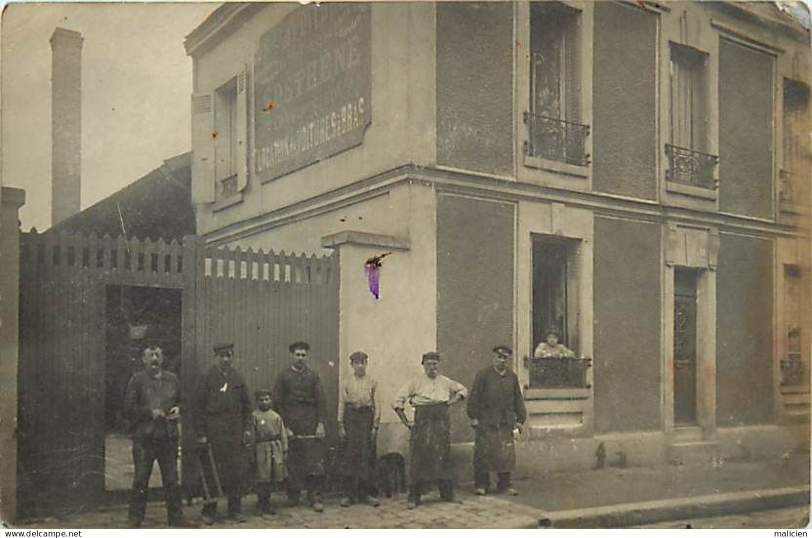 - Dpts Div. -ref-BN421- à Identifier -carte Photo  Groupe D Ouvriers Devant Un Atelier -  Metiers - - A Identifier