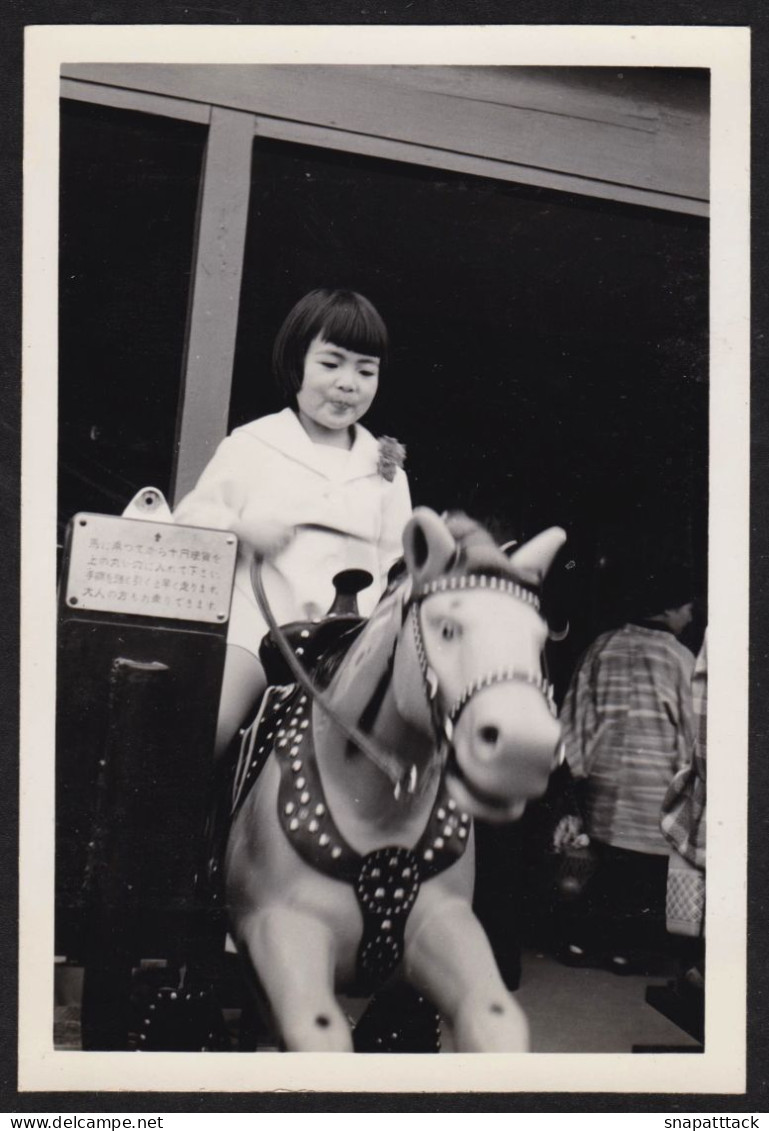 Superbe Photo Amateur Jeune Fille Sur Cheval De Bois Mécanique, Fête, Parc Attraction JAPAN JAPON 11,3x7,8 Cm - Plaatsen