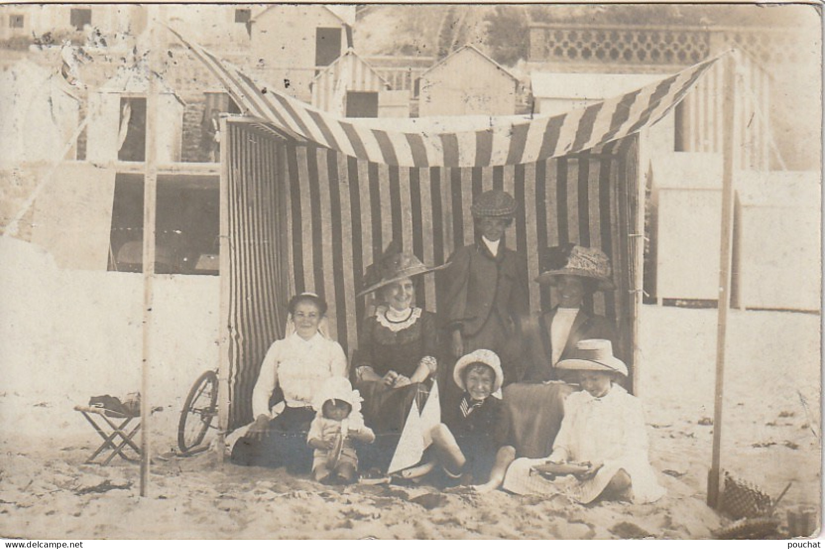 XXX -(35) " AMITIES " - CARTE PHOTO SOUVENIR DE PLAGE  ( DINARD 18/07/1910 )- 2 SCANS - Dinard