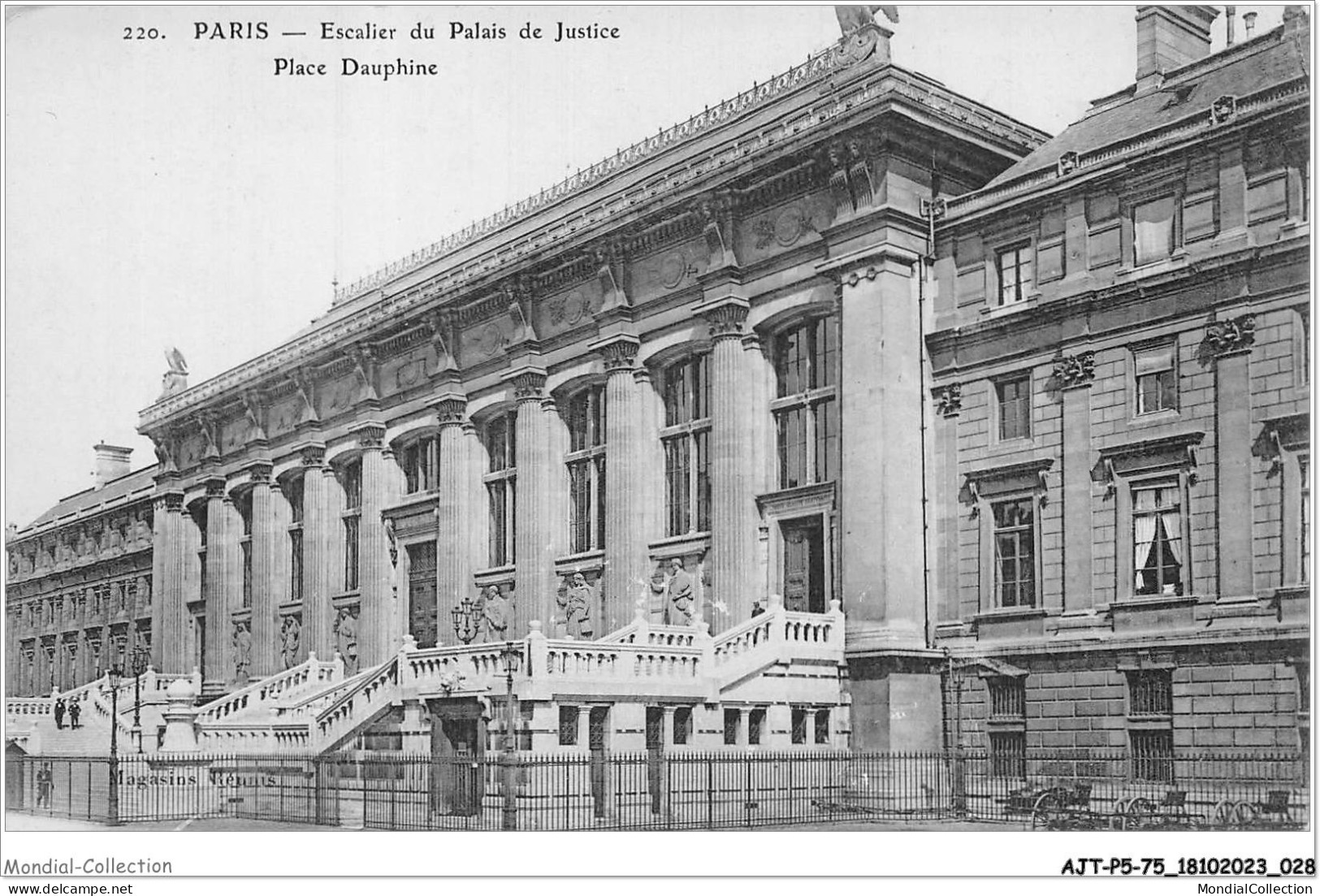 AJTP5-75-0526 - PARIS - Place Dauphine, Escalier Du Palais De Justice  - Squares