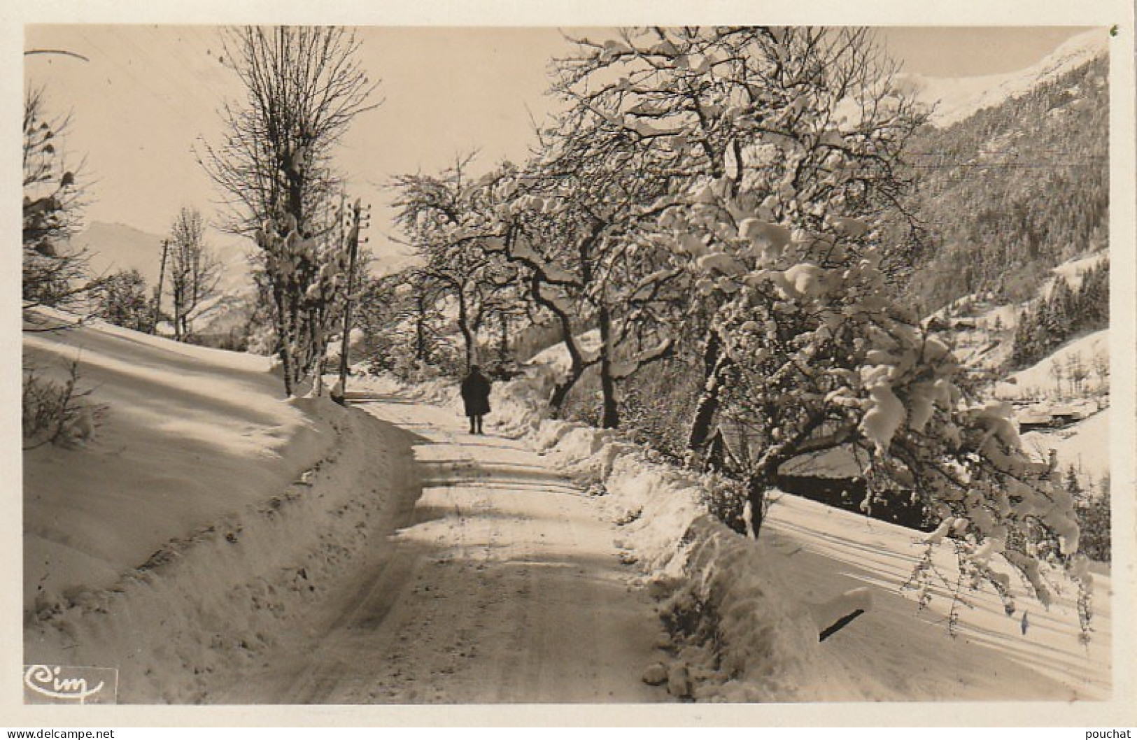 XXX -(38) ALLEVARD LES BAINS - ROUTE DE LA FERRIERE - SOUS LA NEIGE - 2 SCANS - Allevard