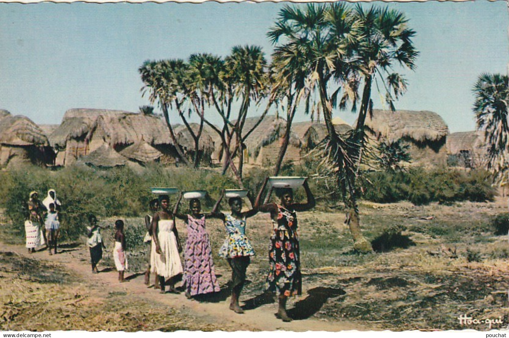 XXX - AFRIQUE - SUR LE CHEMIN DE LA FONTAINE - GROUPE D' ENFANTS ET FEMMES AFRICAINES - 2 SCANS - Africa