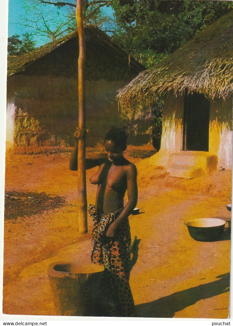 XXX -( AFRIQUE ) - PILEUSE AU VILLAGE - JEUNE FEMME SEINS NUS - 2 SCANS - Africa