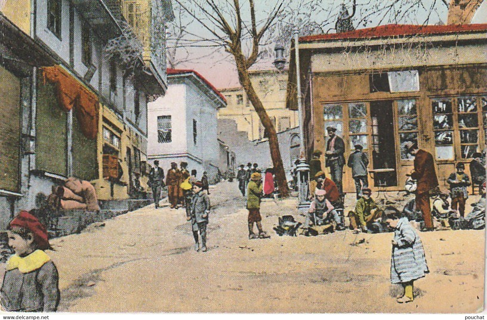 XXX - SALONIQUE ( GRECE ) - UNE RUE DE LA VILLE HAUTE AVEC UNE SUITE DE DECROTTEURS - PETIT METIER - ANIMATION - Street Merchants