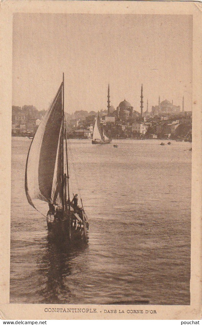 XXX - CONSTANTINOPLE ( TURQUIE ) - DANS LA CORNE D' OR - BATEAUX , BARQUES DE PECHE  - 2 SCANS - Turkey